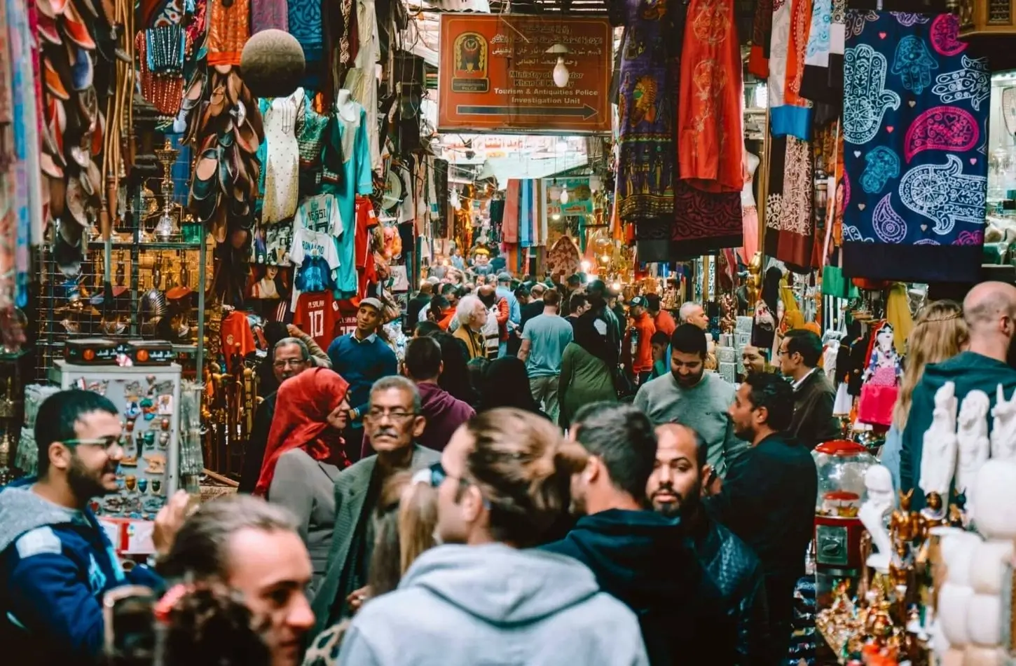 Folla vivace tra le bancarelle colorate del Khan el-Khalili al Cairo, considerato uno dei migliori mercati in Egitto per l'artigianato e l'atmosfera locale.