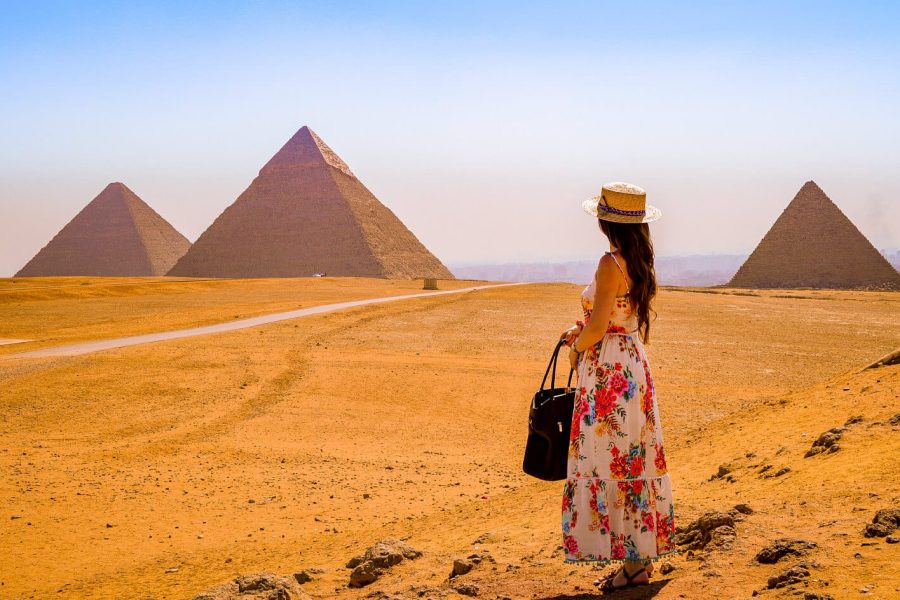 Una Donna Visita Le Piramidi