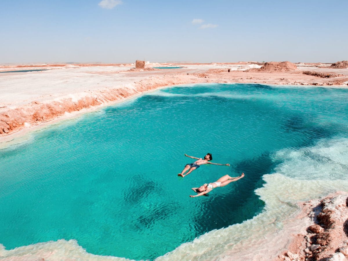 Due laghi salati brillano sotto il sole nel deserto di Siwa, un paesaggio mozzafiato.
