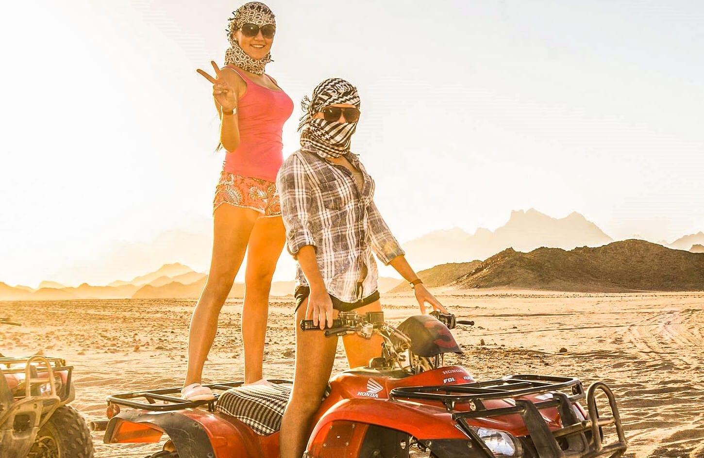 Uno Scatto Meraviglioso Di Due Persone Che Guidano Un Quad Bike Da Una Delle Gite Safari