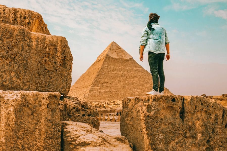 Uomo Turista In Piedi Davanti Alla Piramide Di Khafre