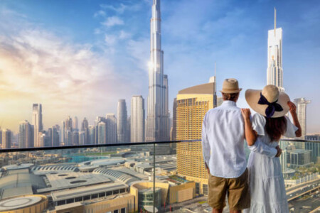 Bella Immagine Della Coppia Di Fronte Al Burj Khalifa