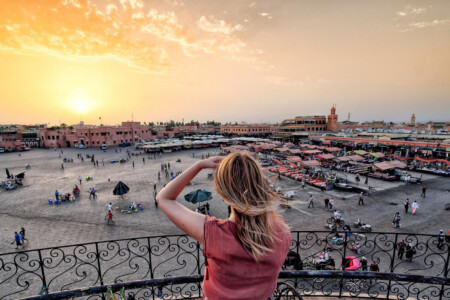 Immagine Di Una Donna Che Scatta Alcune Foto A Marrakech