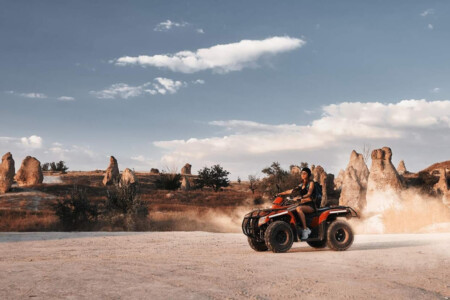 Molto Bella Immagine Di Donna Su Un Quad Safari Tour