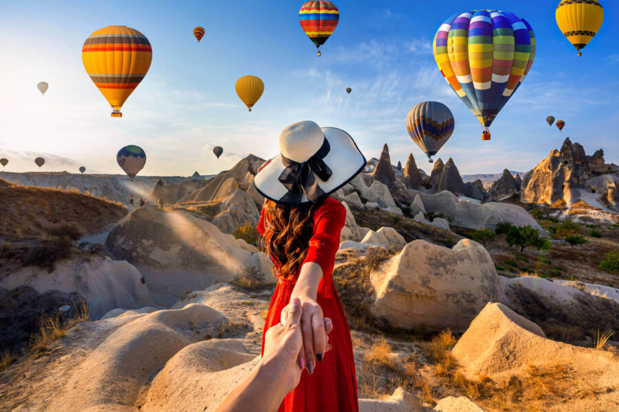 Uno Scatto Meraviglioso Di Un Turista In Cappadocia Turchia Con Palloni Aria Calda