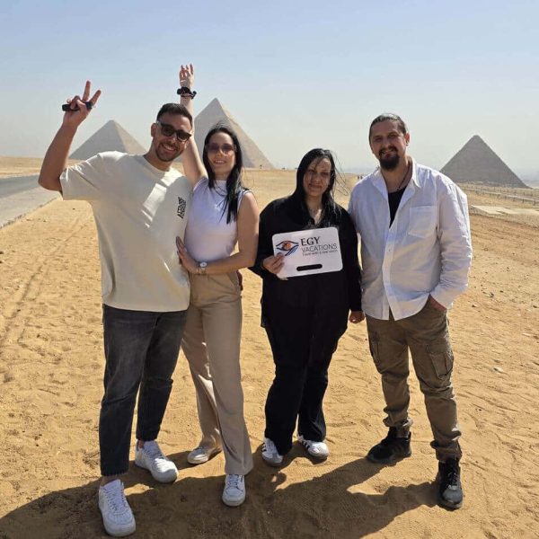 Una-bella-foto-di-famiglia-alle-Piramidi-di-Giza